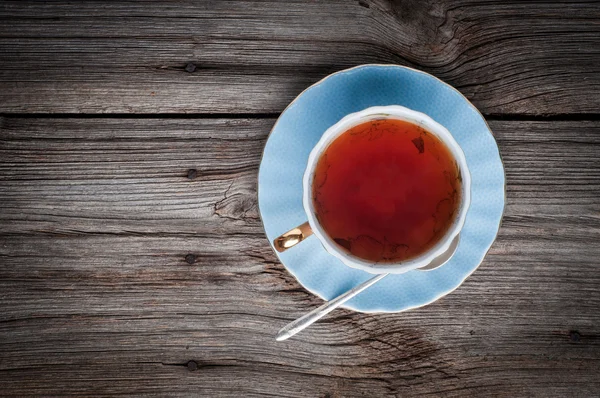 Tasse Tee auf einem hölzernen Hintergrund Draufsicht — Stockfoto