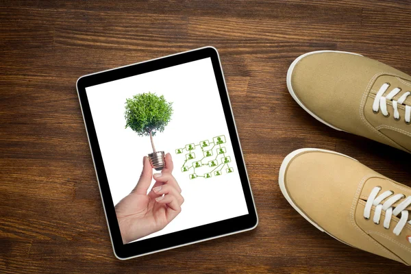 Digital-Tablet-PC mit sozialen Netzwerken-Konzept auf alten hölzernen — Stockfoto