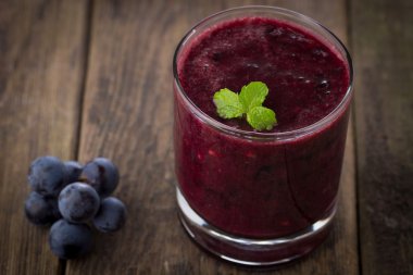 üzüm suyu smoothie ahşap zemin üzerinde bardak
