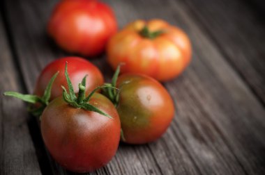Ahşap zemin üzerinde taze domatesler