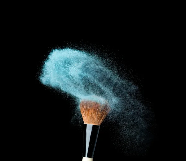 Powderbrush en fondo negro con salpicaduras de polvo azul —  Fotos de Stock
