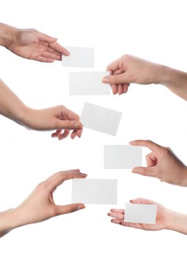 beyaz boş kartvizit tutan el