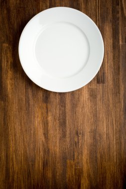 Tahta masada boş beyaz tabak