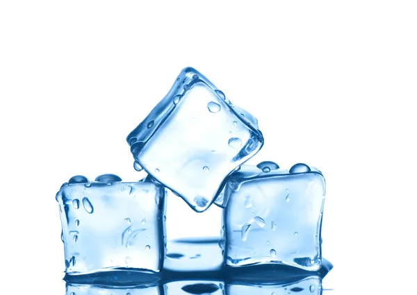 Tres cubitos de hielo sobre fondo blanco. — Foto de Stock