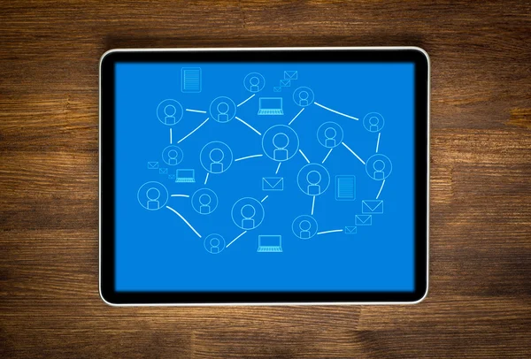 テーブルの上の画面上の社会的ネットワークとタブレット コンピューター — ストック写真