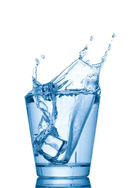 Wasserspritzer in Gläsern isoliert auf weiß — Stockfoto