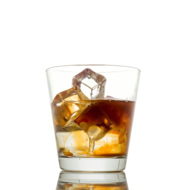 Beyaz arka planda siyah Rus içeceği.