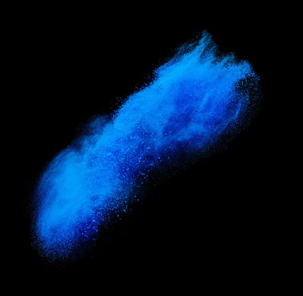 Explosion de poudre bleu isolée sur fond noir — Photo