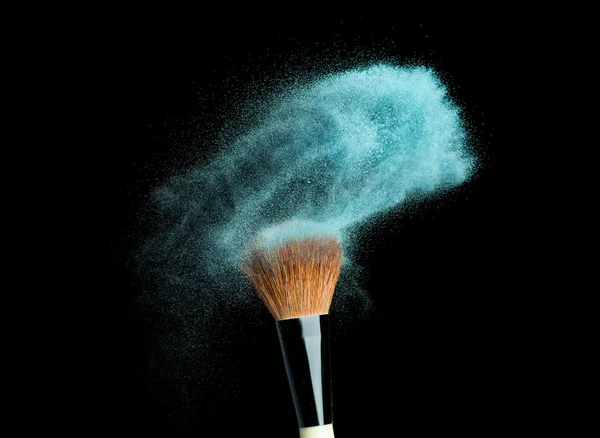 Cepillo del polvo en fondo negro con salpicaduras de polvo azul — Foto de Stock