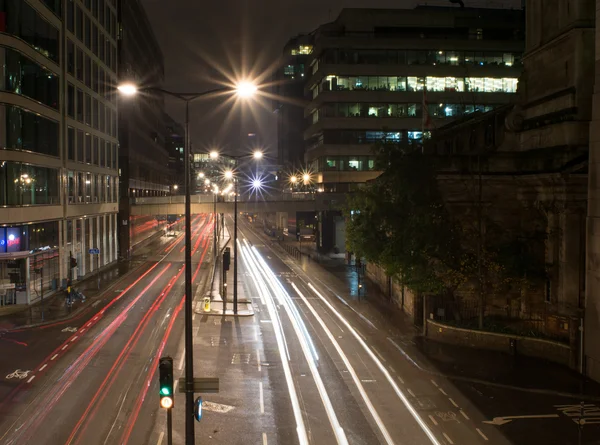 Éjszakai street, London, könnyű pályák — Stock Fotó