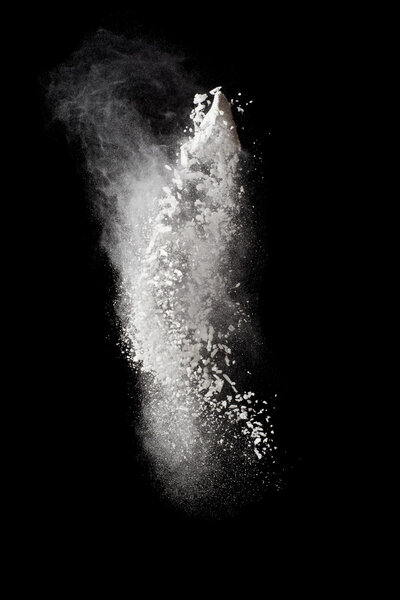 Заморозить движение взрыва белой пыли, сложенные