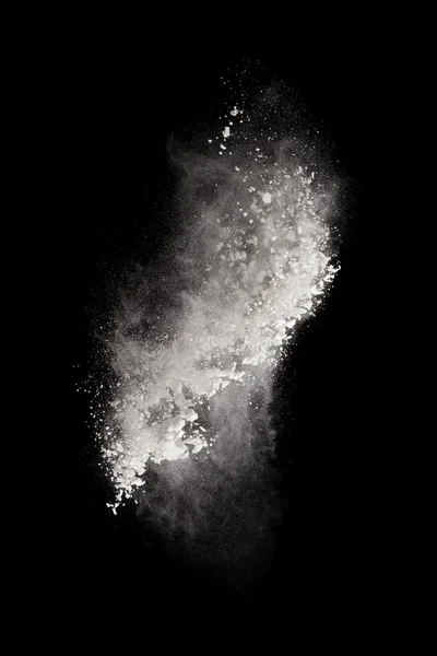 Congelar movimiento de explosión de polvo blanco, aislado sobre fondo negro, oscuro. Diseño abstracto de la nube de polvo. — Foto de Stock