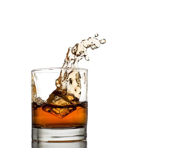Elszigetelt lövés a whisky, splash, fehér — Stock Fotó