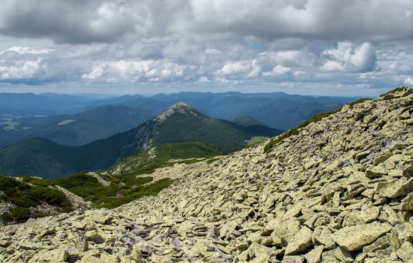 Magnifique paysage de montagne. Les montagnes sont visibles à l'horizon. Ciel nuageux — Photo