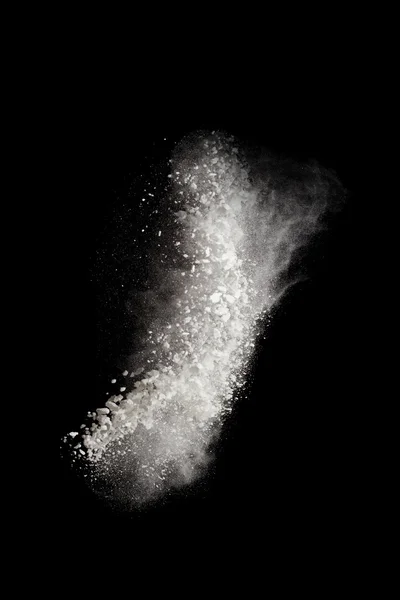 Frysa rörelse av vitt pulver exploderar, isolerade på svart. Abstrakt design av vitt damm moln. Partiklar explosion skärmsläckare, tapet med kopia utrymme. Planet skapande koncept — Stockfoto
