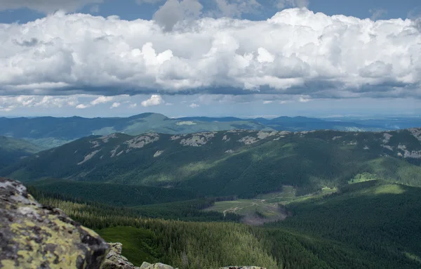 Beau paysage d'été dans les montagnes avec ciel nuageux. — Photo