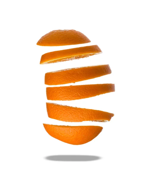 Fallende skiver av oransje i luft isolert på hvitt – stockfoto