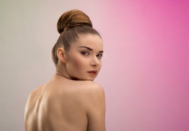 Derma arka plan üzerinde parlak deri ile güzel bir Bayan portresi