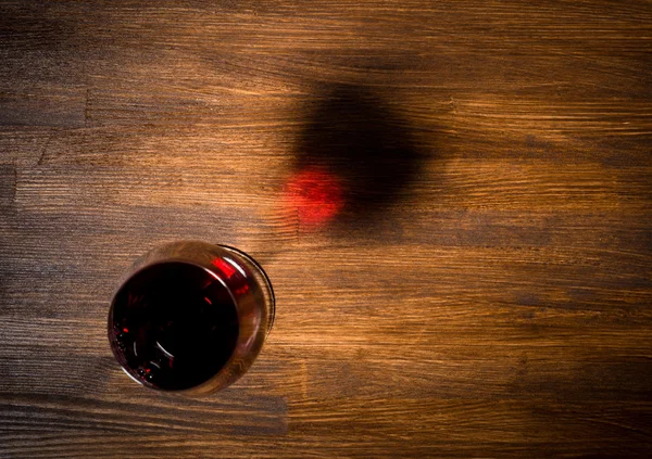 Glass of red wine on wooden table. Top view — Stock Photo, Image