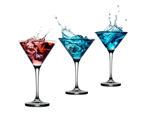 Vermelhos e azuis cocktails com salpicos isolados no branco — Fotografia de Stock
