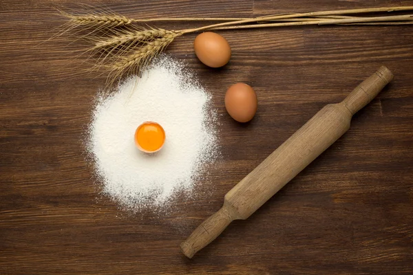 Baking background with eggshell and rolling pin — Stock Photo, Image