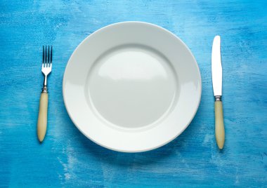 Çatal bıçak ve Boş levhaları ile. Ahşap masa 