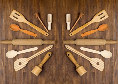 Ahşap mutfak aletleri vintage ahşap zemin üzerine. 