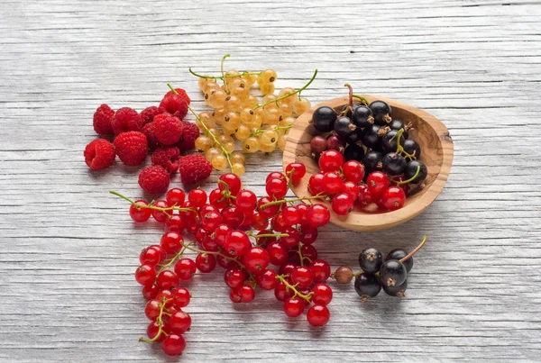 Tasty summer fruits on a wooden table. raspberries, mulberry, currant — ストック写真