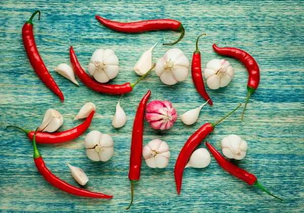 Rode hot chili peppers met kruiden en specerijen op houten achtergrond - koken of kruidig voedsel concept — Stockfoto