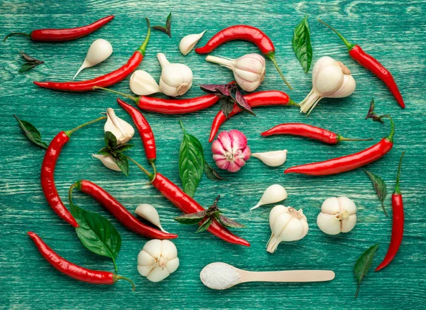 Rode hete chili peppers met spice ingrediënten op houten achtergrond — Stockfoto