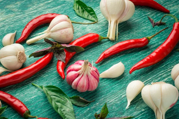 Piments rouges chauds avec des ingrédients épices sur fond en bois — Photo