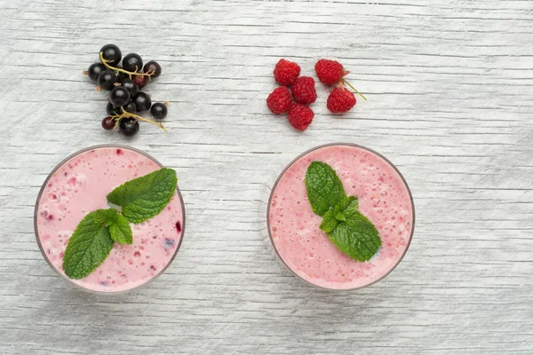 Fresh smoothies on wooden background with fresh mint . Top view — Φωτογραφία Αρχείου