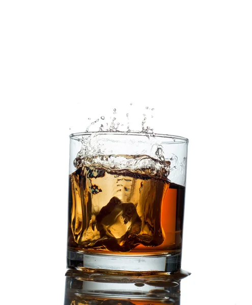 Spritzer Whisky mit Eis auf Weiß — Stockfoto
