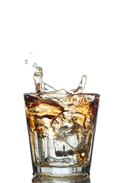 Salpicadura de whisky con hielo aislado sobre blanco — Foto de Stock