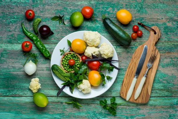 Fresh Organic Vegetables on a White Plate with Knife and Fork.   Vertical Composition — Stock Photo, Image