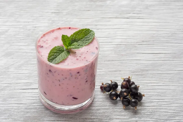Du lait frais, cassis, framboise et rouge groseille boissons sur wodeen table, assortiment de cocktails de protéines avec des fruits frais — Photo