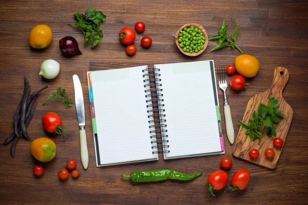 Verse biologische groenten en specerijen op een houten achtergrond en papier voor notities. Notitieblok openen. Dieet. Dieet — Stockfoto