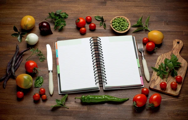 Frisches Bio-Gemüse und Gewürze auf einem hölzernen Hintergrund und Papier für Notizen. Öffnen Sie Notebook. Ernährung. Eine Diät — Stockfoto