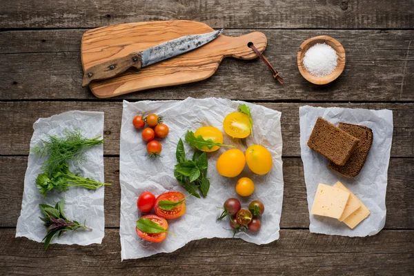 Vegetarian food. Tomatoes with herbs, bread and cheese. Italian food vegetables — Stock Photo, Image