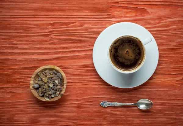 Caffè in tazza bianca e lo zucchero su fondo di legno — Foto Stock