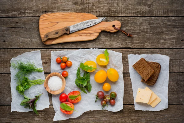 Vegetarische maaltijden. Tomaten met kruiden, brood en kaas. Italiaans eten fruit — Stockfoto