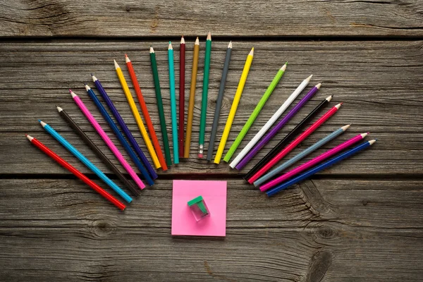 Lápis, caneta e outra escola fornece na mesa de madeira. — Fotografia de Stock