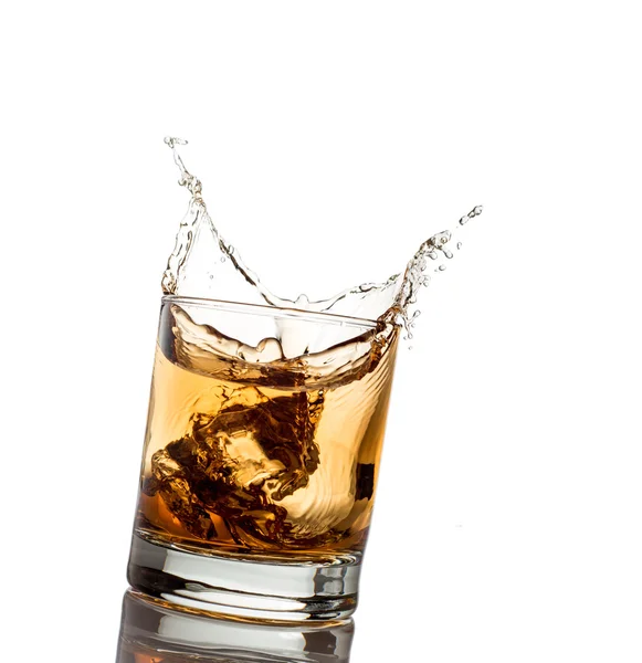 Whisky-Splash isoliert auf weißem Hintergrund — Stockfoto