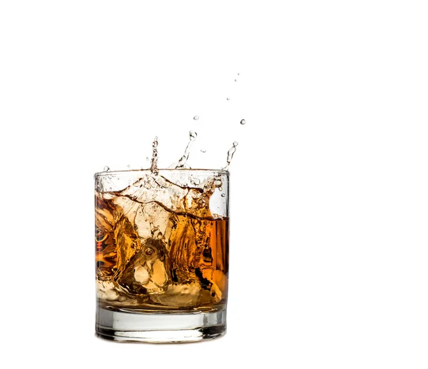 威士忌酒溅在白色背景上孤立 — 图库照片