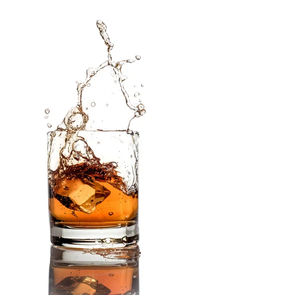 Whisky splash na białym tle na białym tle — Zdjęcie stockowe