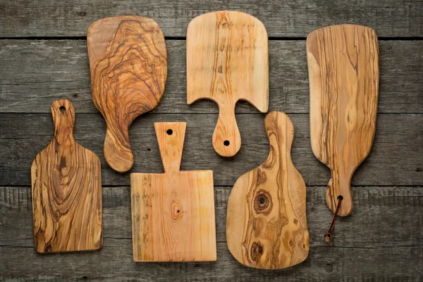木の素朴な木製の背景にまな板 — ストック写真