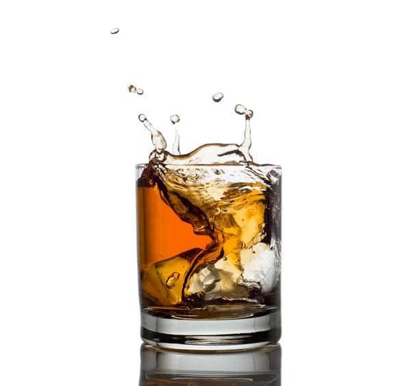Disparos aislados de whisky con splash en blanco — Foto de Stock