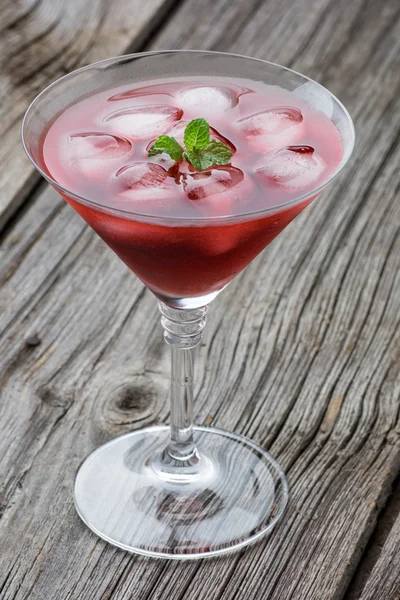 Rosso congelato cocktail sullo sfondo in legno — Foto Stock