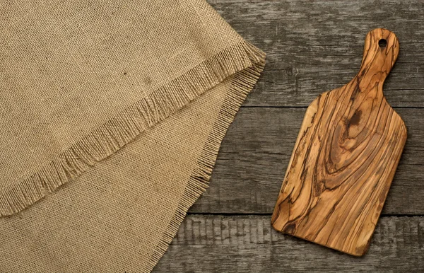 木材木製の背景にまな板 — ストック写真