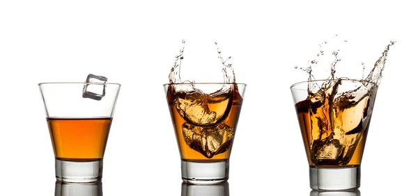 Whisky plons in glas geïsoleerd op een witte — Stockfoto